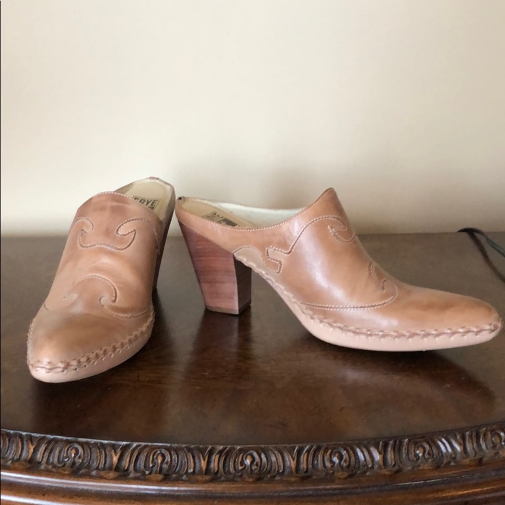 Nude leather clogs